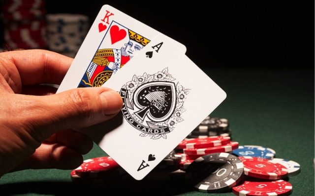 Cách chơi Blackjack trực tuyến và mẹo đếm bài cơ bản