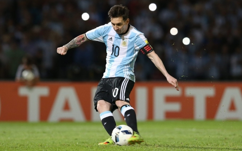 Giải mã khoa học đằng sau quỹ đạo bóng của các siêu phẩm kèo trái