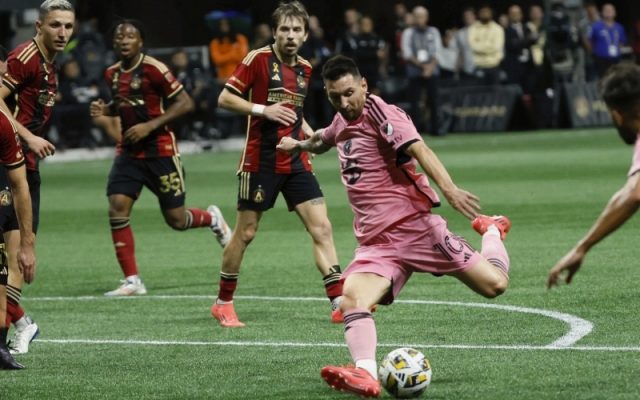 Ưu thế của cầu thủ thuận chân trái trong những quỹ đạo sút phạt khó lường.