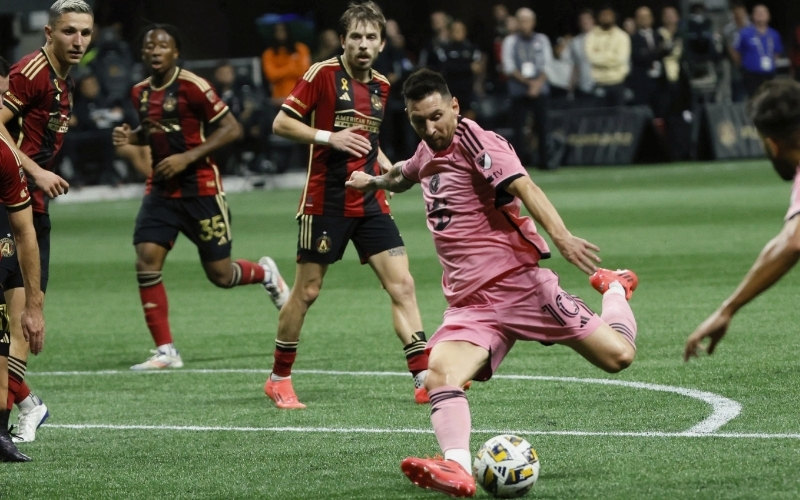 Ưu thế của cầu thủ thuận chân trái trong những quỹ đạo sút phạt khó lường.